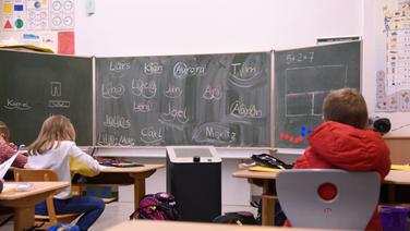 Schüler sitzen in einem Klassenzimmer mit einem von 162 professionellen Luftreinigungssystemen, die eine Initiative von Duderstädter Unternehmen und Institutionen für 36 Schulen und Kitas besorgt hat. © Duderstadt2030 Foto: Karsten Ley