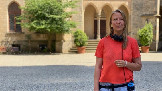Die Regisseurin Franziska Pohlmann auf Schloss Marienburg. Die Regisseurin Franziska Pohlmann auf Schloss Marienburg. © NDR Foto: Bertil Starke