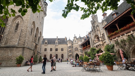 Touristen besuchen das Schloss Marienburg. © dpa-Bildfunk Foto: Peter Steffen/dpa