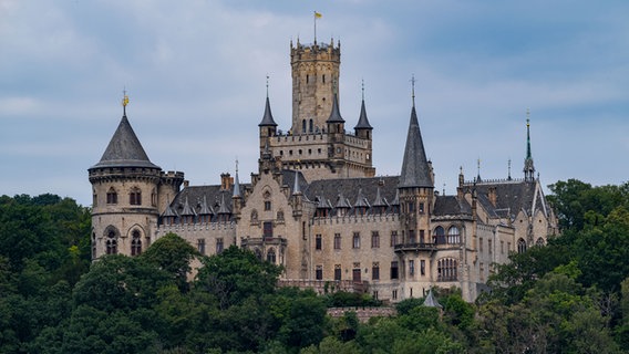 Blauer Himmel ist über dem Schloss Marienburg zu sehen. © dpa-Bildfunk Foto: Peter Steffen/dpa