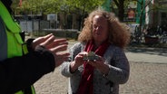 Frau erstastet 3-Modell-Modell der Oper Hannover © NDR 