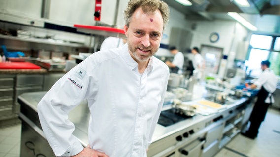 Sven Elverfeld steht in der Küche im Restaurant Aqua des Hotel Ritz-Carlton. © dpa-Bildfunk Foto: Hauke-Christian Dittrich/dpa