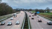 Autos fahren über die A1 bei Bremen. © dpa-Bildfunk Foto: Sina Schuldt/dpa