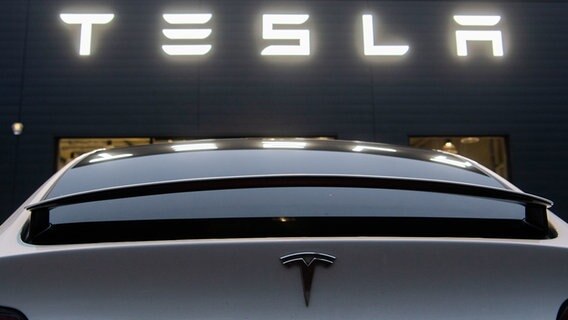 Ein Tesla Model X steht vor einem Verkaufsgeschäft und Service-Center des Herstellers für Elektrofahrzeugen, Tesla. © dpa-Bildfunk Foto: Julian Stratenschulte/dpa