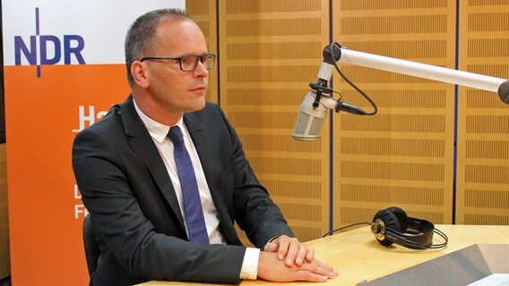Grant Henrik Tonne (SPD) Niedersachsens Kultusminister im NDR-Interview. © NDR Foto: Hendrik Millauer