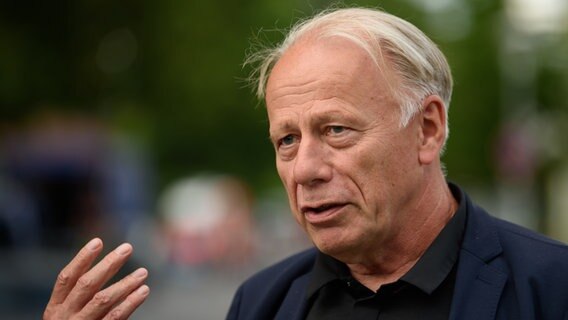 Jürgen Trittin (Bündnis 90/Die Grünen), Mitglied im Auswärtigen Ausschuss des Deutschen Bundestages, gibt ein Pressestatement zum "Quarantäne Gebäudekomplex Groner Landstraße". © dpa-Bildfunk Foto: Swen Pförtner/dpa