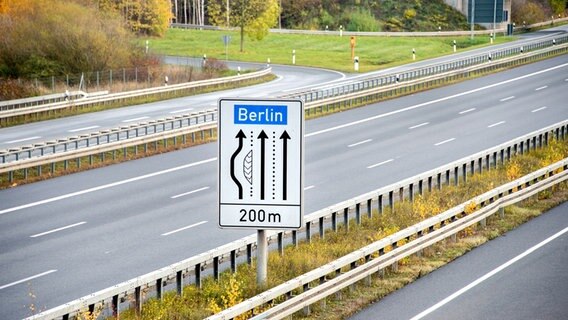 Ein Schild mit der Aufschrift "Berlin" steht auf dem Mittelstreifen der leeren Autobahn A2 nahe der Anschlussstelle Lehrte. © dpa-Bildfunk Foto: Hauke-Christian Dittrich/dpa