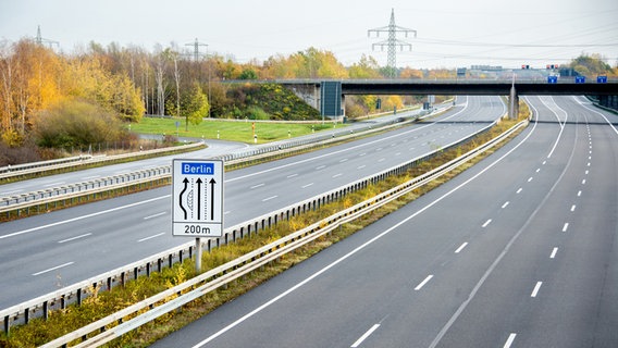 Ein Schild mit der Aufschrift "Berlin" steht auf dem Mittelstreifen der leeren Autobahn A2 nahe der Anschlussstelle Lehrte. © picture alliance/dpa | Hauke-Christian Dittrich Foto: Hauke-Christian Dittrich