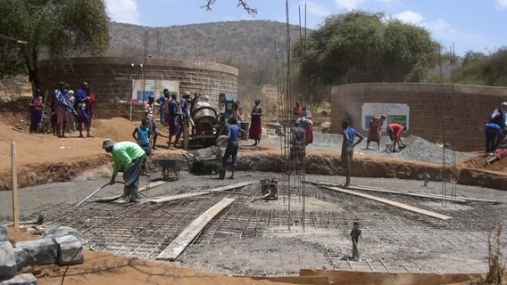 Bau mehrerer Wassertanks in einem Dorf in Kenia. © Wasser für Kenia 