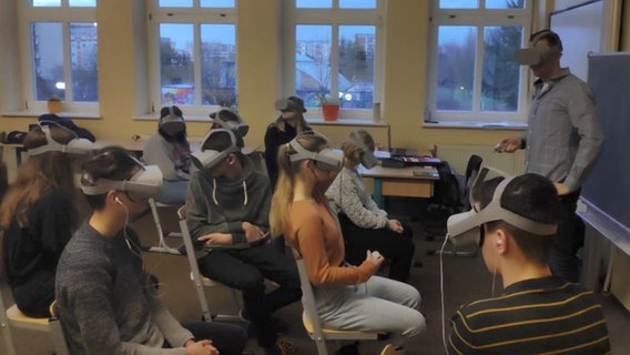 Schüler sehen sich mit VR-Brillen einen Film an. © Wasser für Kenia 