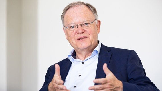 Stephan Weil (SPD), Ministerpräsident von Niedersachsen, sitzt in seinem Büro in der Staatskanzlei bei einem Interview. © picture alliance/dpa Foto: Michael Matthey