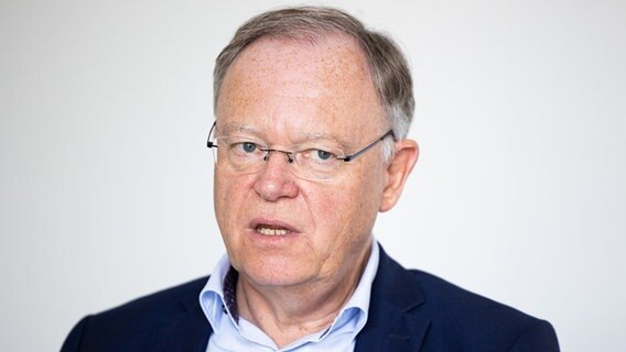 Stephan Weil (SPD), Ministerpräsident von Niedersachsen, sitzt in seinem Büro in der Staatskanzlei bei einem Interview © dpa-Bildfunk Foto: Michael Matthey