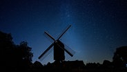 Die Bockwindmühle in Papenburg vor einem klaren Sternenhimmel. © NDR Foto: Lorenz Wodzinski