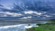 Wolkenstimmung bei Ebbe in Utlandhörn bei Norddeich. © NDR Foto: Soon-Hee Lim-Teuchert