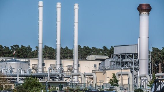 Rohrsysteme und Absperrvorrichtungen in der Gasempfangsstation der Ostseepipeline Nord Stream 1 und der Übernahmestation der Ferngasleitung OPAL. © picture alliance / dpa Foto: Stefan Sauer