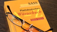 Auf einem Tisch liegt das Plattdeutsche Wörterbuch © picture alliance / dpa Foto: Ulrich Perrey