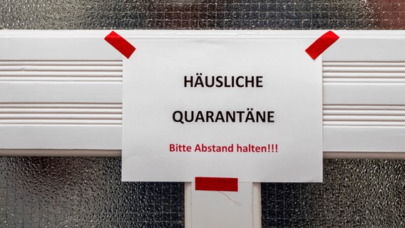 Eine geschlossene Haustür auf der das Wort "Quarantäne" steht. © picture alliance Foto: Jochen Tack