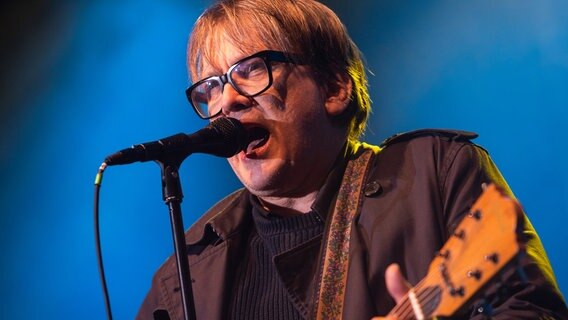 Sven Regener, Frontmann der Band Element of Crime, spielt und singt beim "Berlin Climate Aid" Konzert am Brandenburger Tor. (25.03.2023) © picture alliance/dpa | Christophe Gateau Foto: Christophe Gateau