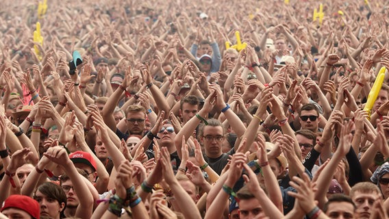 Publikum beim Festival Rock am Ring in Nürburg. © dpa-Bildfunk 