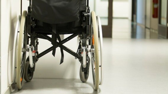 Ein Rollstuhl steht in einem Pflegeheim © Colourbox Foto: -