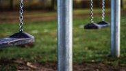 Zwei Schaukeln auf einem Spielplatz © photocase Foto: Thomas Ruppel