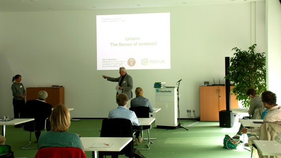 Ein Vortrag zum Thema Algen beim Fraunhofer Institut in Lübeck. © NDR Foto: Astrid Wulf