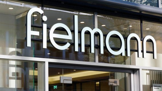 Geschäft mit Fielmann-Logo in der Fußgängerzone einer Altstadt © picture alliance / imageBROKE Foto: Wilfried Wirth