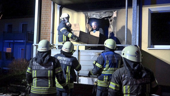 Einsatzkräfte holen nach einem Wohnungsbrand kistenweise Pyrotechnik aus der Wohnung © NonstopNews 