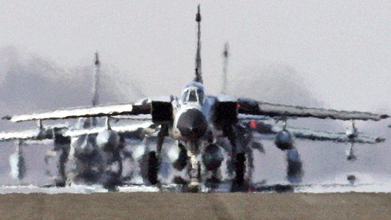 Flugzeuge vom Typ Tornado Recce (Recce - Reconnaissance - Aufklärung) des Aufklärungsgeschwaders 51 "Immelmann"  kehren aus Afghanistan zurück. © dpa Foto: Ulrich Perrey