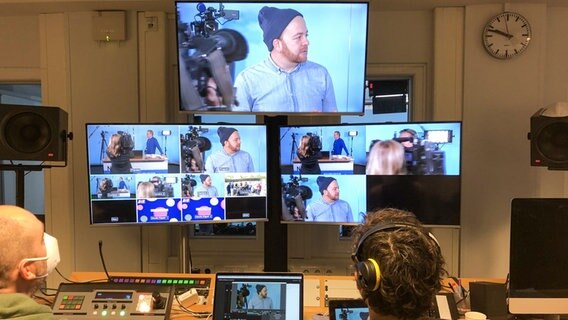 Auf mehreren Monitoren sieht man wie Reporter Samir Chawki im Studio mit Andres Schmidt redet. © NDR Foto: Carolin Lorenzen