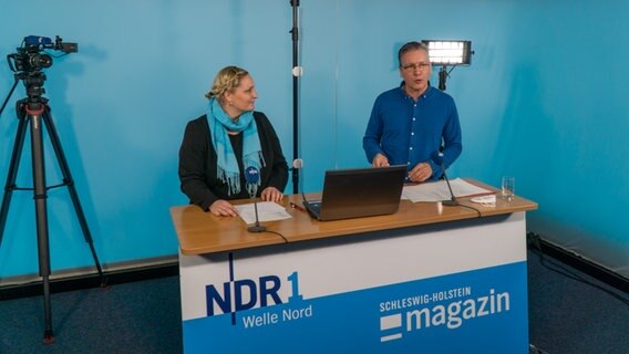 Redakteurin Anna Grusnick mit Moderator Andreas Schmidt. © NDR Foto: Samir Chawki