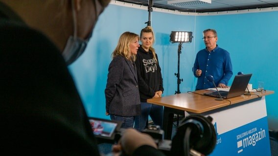 Kamerafrauen Berit Ladewig und Anika Teske im Gespräch mit Andreas Schmidt. © NDR Foto: Samir Chawki