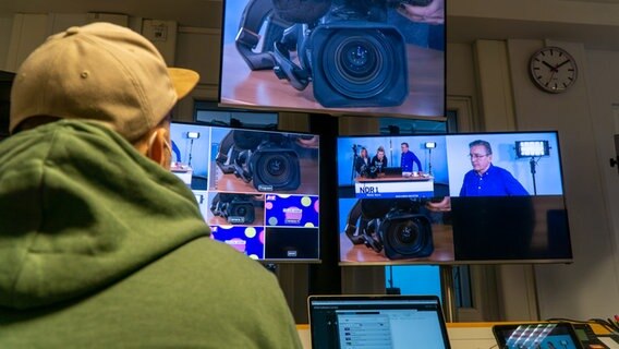 Janis Röhlig überwacht den Ablauf der Veranstaltung live aus der Multimedia Werkstatt. © NDR Foto: Samir Chawki