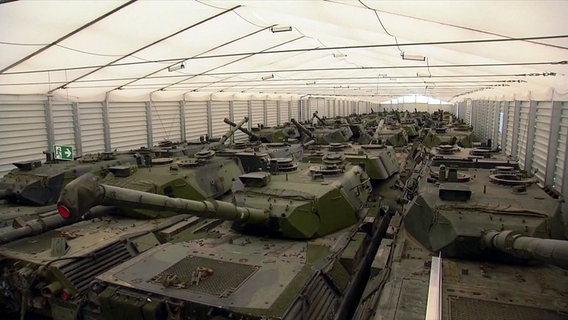 In einer Halle des Flensburger Unternehmen FFG stehen zahlreiche "Leopard1"-Panzer. © ZDF 