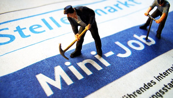 Spielzeugpuppen "arbeiten" auf einer Mini-Job-Anzeige. © dpa Foto: Frank Rumpenhorst