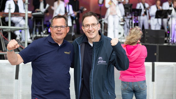 Grömitz’ Bürgermeister Sebastian Rieke mit NDR Moderator Horst Hoof © NDR Foto: Dominik Dührsen
