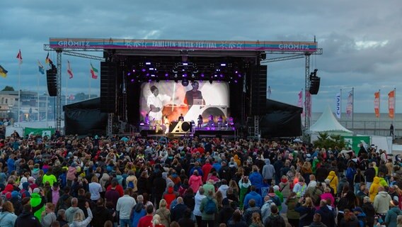 Die Watt-Tribüne in Büsum während Alex Christensen ein Konzert gibt © NDR Foto: Dominik Dührsen