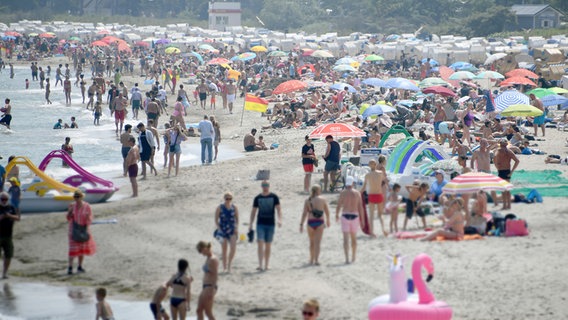 Viele Menschen an einem Strand. © picture alliance Foto: Carsten Rehder