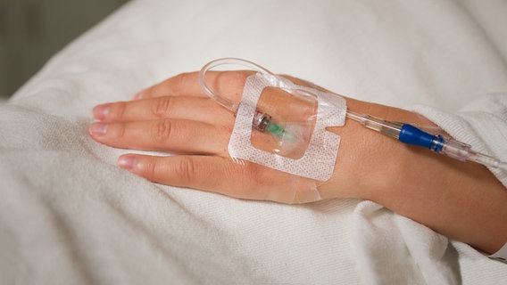 Kanüle steckt in Hand einer Patientin © fotolia Foto: goodmoments