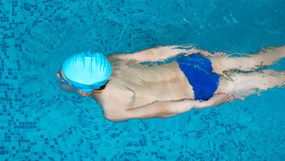 Ein Junge schwimmt in einem Schwimmbad © Colourbox Foto: Deyan Georgiev