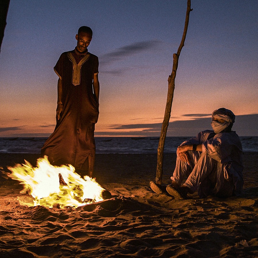 Mohamedou Slahi am Lagerfeuer in Nouakchott, Mauretanien. © Hoferichter und Jacobs GmbH 