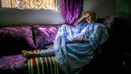 Mohamedou Slahi entspannt sich auf dem Sofa im Haus eines Freundes in Nouakchott, Mauretanien. © Jörg Gruber 