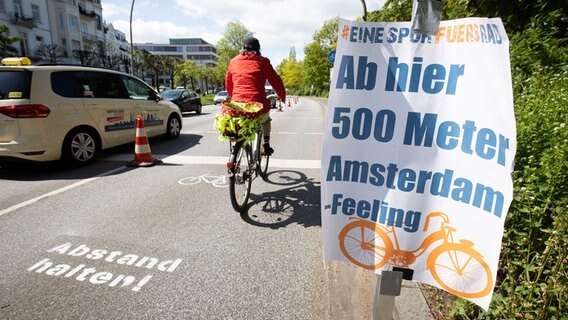 Ein temporärer Pop-Up Radweg in Hamburg während einer Demonstration des ADFC. © picture-alliance Foto: Christian Charisius /dpa
