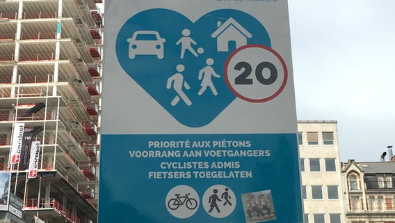 Ein neues Hinweisschild in Brüssel weist auf die verkehrsberuhigte Zone hin. © NDR Foto: Astrid Corall