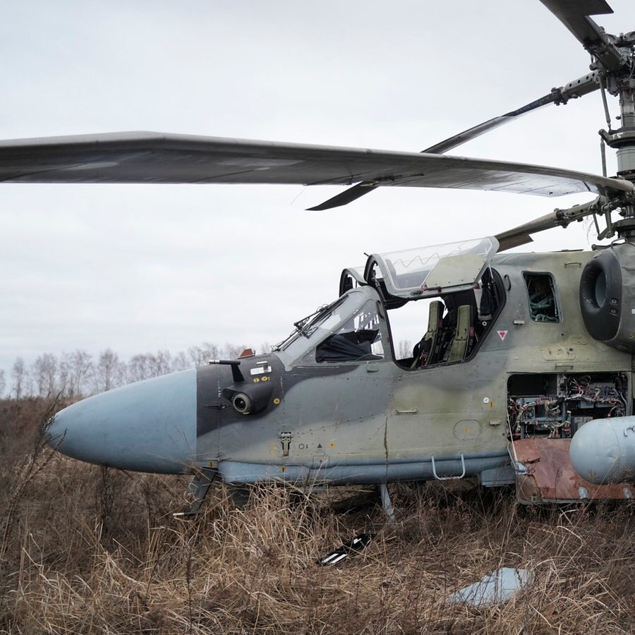 Das Wrack eines notgelandeten russischen Kampfhubschraubers vom Typ Kamow Ka-52 bei Kiew. © AP/dpa Foto: Efrem Lukatsky