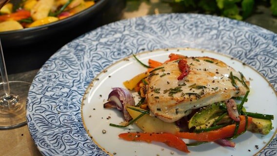 Hühnerfilet mit Gemüse-Obst-Ragout © NDR Foto: Florian Kruck