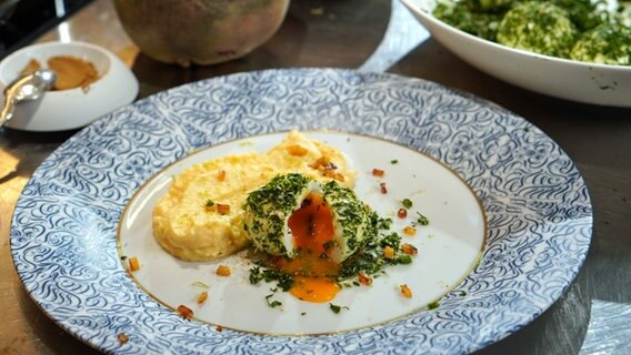 Steckrüben-Hummus mit Ei © NDR Foto: Florian Kruck