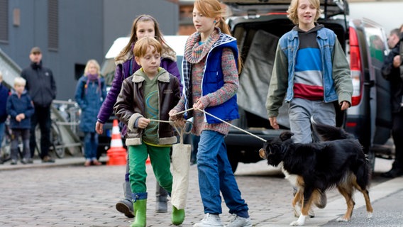 Kinder gehen mit Hund Gassi © NDR Foto: Claudia Timmann