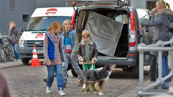 Drei Kinder mit Hund an der Leine © NDR Foto: Claudia Timmann