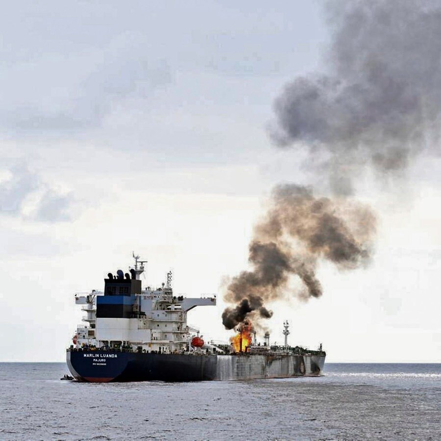 Öltanker wurde im Roten Meer von Huthi-Rebellen getroffen. © picture alliance/dpa/AP Foto: --